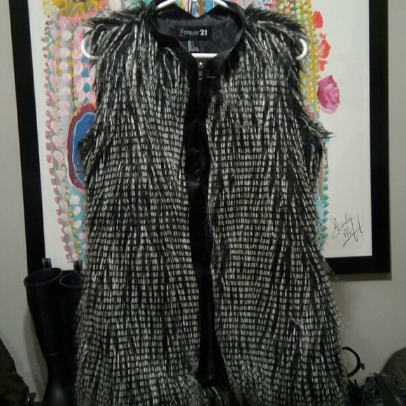 🔥NWOT Zippered Faux Fur Vest🔥 - Picture 2 of 7